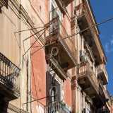 Dopo pochi passi ci ritroviamo davanti a un palazzo neoclassico di color marrone sul quale svetta l�insegna verticale di Irradio
